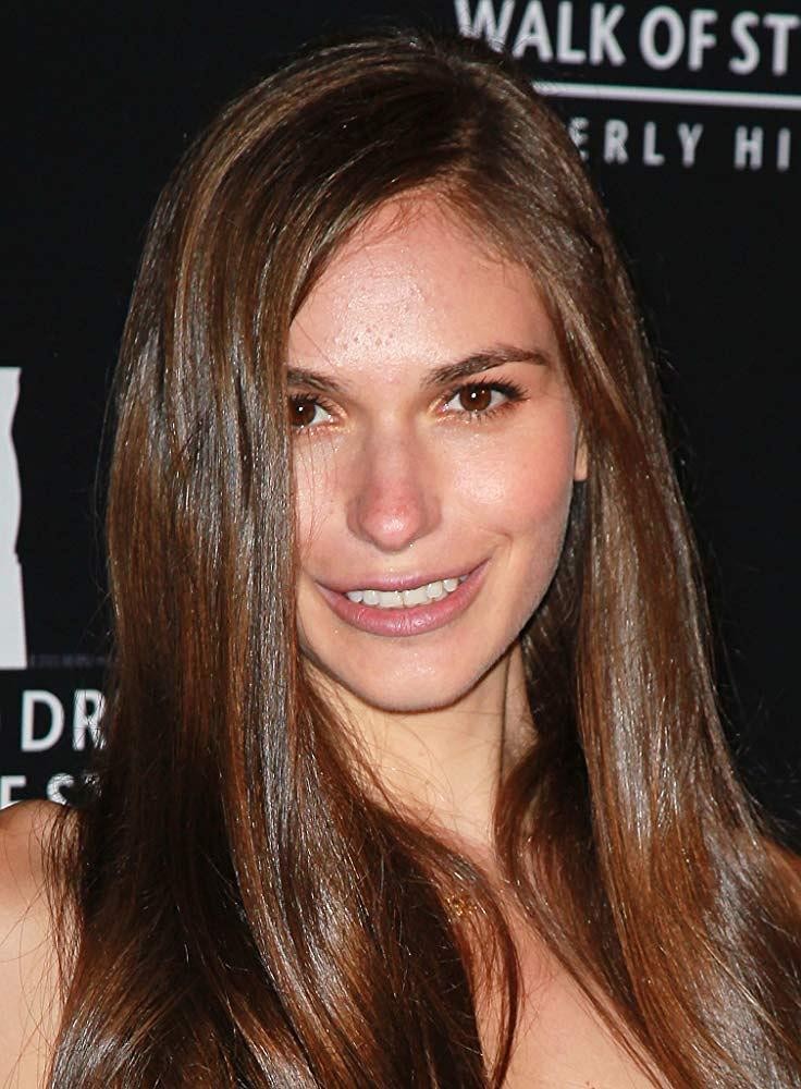 詹妮弗·米索妮个人资料写真作品