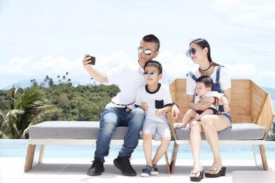 ​黄圣依庆祝和杨子结婚十周年 首晒一家四口全家福