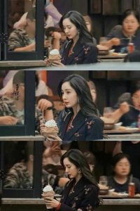 ​杨幂一袭印花西装红裙气场超 A 及腰黑发随风飘动