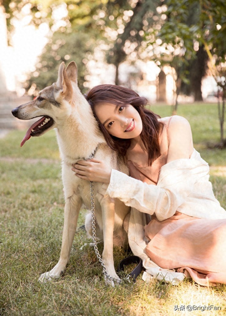 杨之楹粉红长裙尽显夏日浪漫风情 阳光下肆意奔跑灵动少女感十足