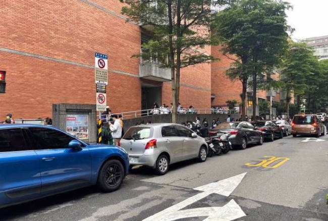 终于见到女儿啦!汪小菲去接女儿下学