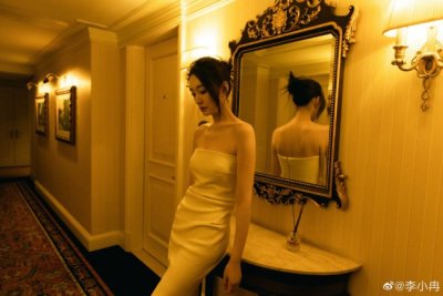 ​姐姐鲨我！李小冉穿紧身衣露小蛮腰曲线迷人 李小冉身穿短款黑色紧身t恤露出纤