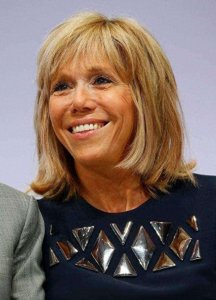 ​布丽吉特专访节目谈爱情，紧身红裙性感，说出如何捕获马克龙的爱