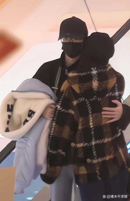 许嵩冯禧疑分手了？ 冯禧已删与许嵩同款，疑似与张靓颖有关