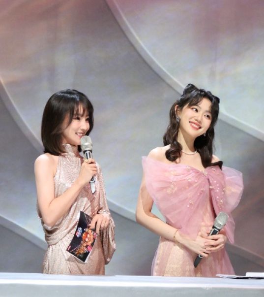 许嵩冯禧疑分手了？ 冯禧已删与许嵩同款，疑似与张靓颖有关