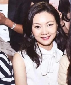 ​张艺谋的老少恋，丈母娘比自己小11岁，娇妻六年生二男一女够美满