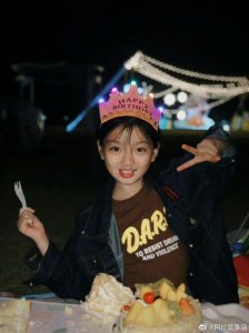 ​阿拉蕾庆祝 10 岁生日，乖巧长相等比例长大，贴心帮妹妹擦嘴好有爱