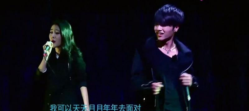 成龙的老婆照片(成龙妻子穿短裙现身气质不凡)