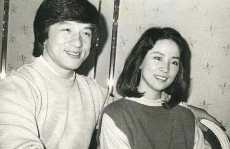 成龙的老婆照片(成龙妻子穿短裙现身气质不凡)