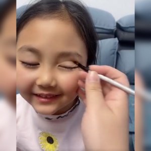 ​妈妈给萌娃画双眼皮，演示眼睛变大的全过程，网友：堪称美妆博主