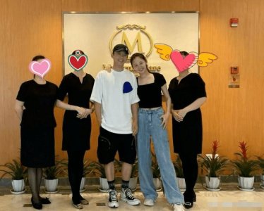 ​郑恺苗苗月子中心合照曝光 二胎产后身材恢复迅速