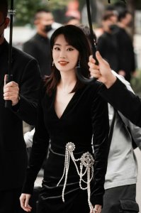 ​张小斐女总裁下班即视感绝了 红气养人是真的