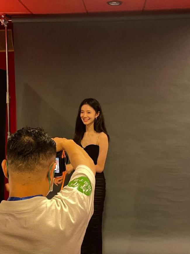 刘浩存现身青年电影手册盛典 笑容甜美生图状态好