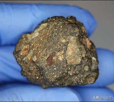 珍贵的【月球陨石】长石角砾岩陨石图组