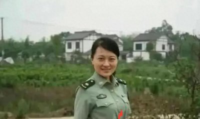 ​被誉为：军花的“云南书记罗敏”如何用大码石榴裙，征服“三虎”