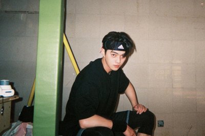 ​许凯情史又被扒？与前女友大量亲密照流出，镜头前搂腰亲吻撒狗粮