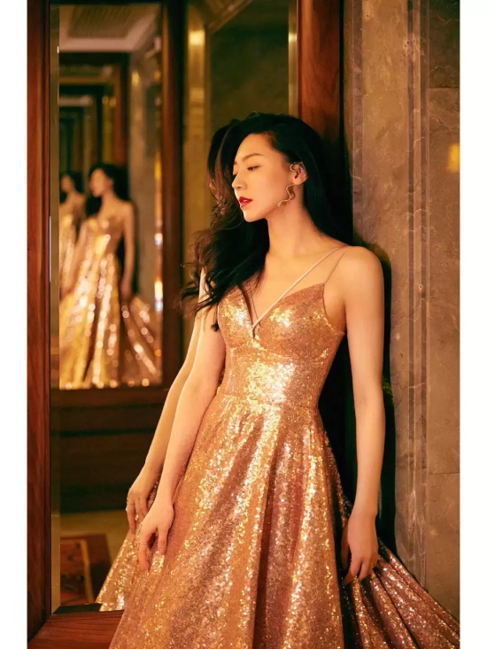 黄梦莹吊带礼服写真，一袭亮片华丽又贵气
