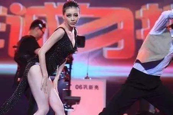巩新亮舞林大会舞蹈 金星毫不留情的告诉她不适合跳舞