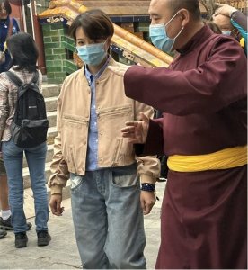 ​50岁董卿近况曝光显疲惫，穿着朴素打扮中性，剪短发像变了一个人