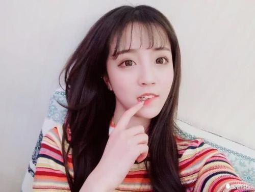 莉哥路人合影拍照,网友:真正的女神从来不会见光死!