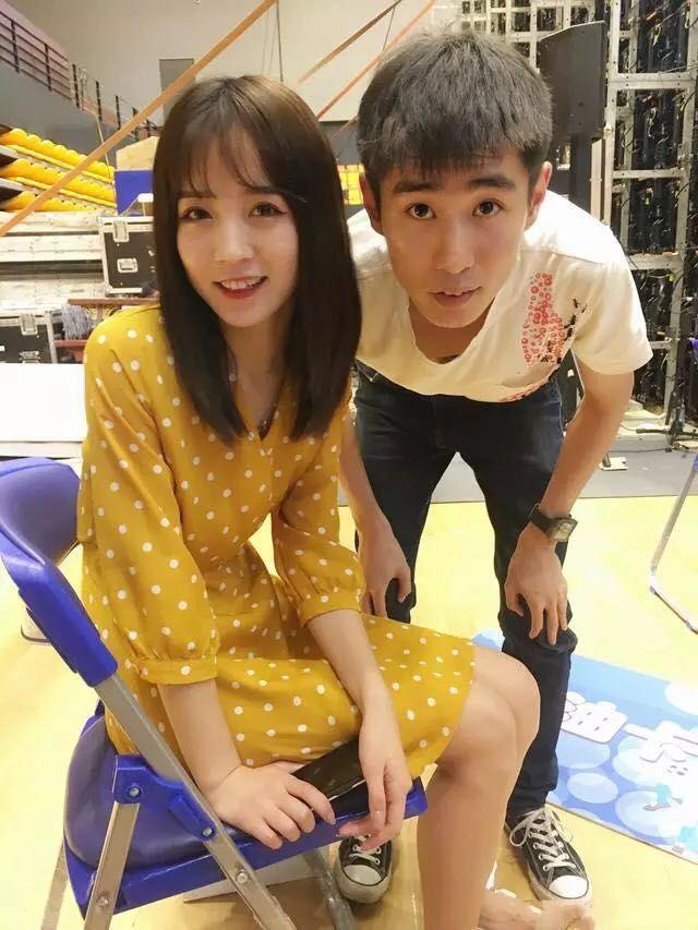 莉哥路人合影拍照,网友:真正的女神从来不会见光死!