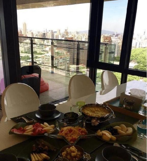 王力宏是个“女儿奴”,给女儿屋里装修的十分温馨,还有游泳池