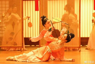 ​梦回《梦华录》！柳岩林允合体共跳古风扇舞