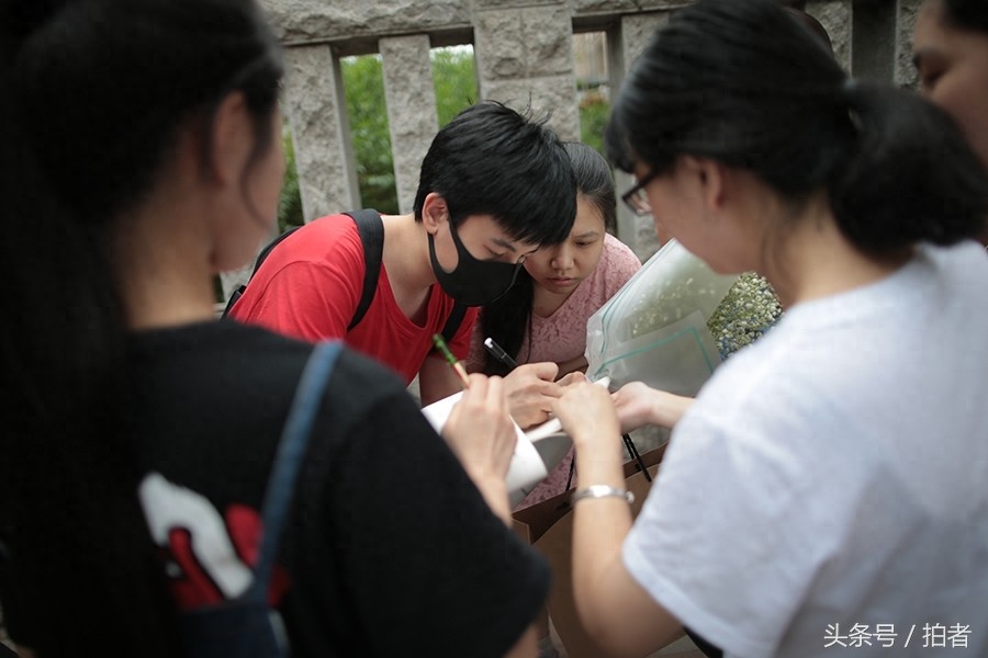 00后演员胡先煦结束高考，走出考场大喊“终于出关了”