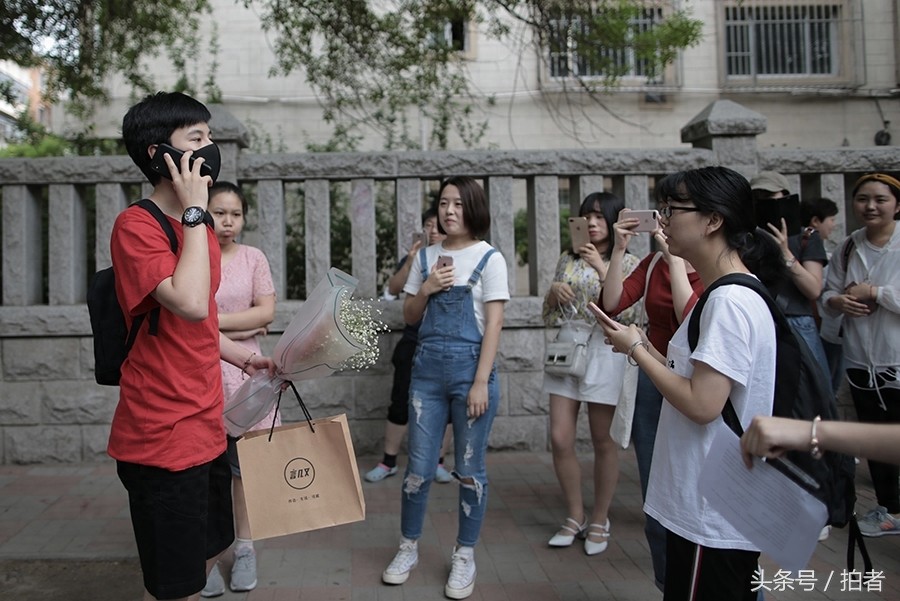 00后演员胡先煦结束高考，走出考场大喊“终于出关了”