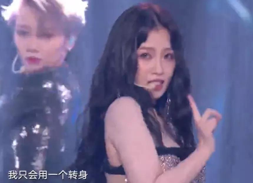 杨幂杨紫私下互动被拍，明星冷门交集科普，微博之夜隐藏细节太多