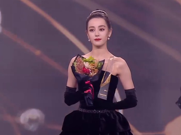 杨幂杨紫私下互动被拍，明星冷门交集科普，微博之夜隐藏细节太多