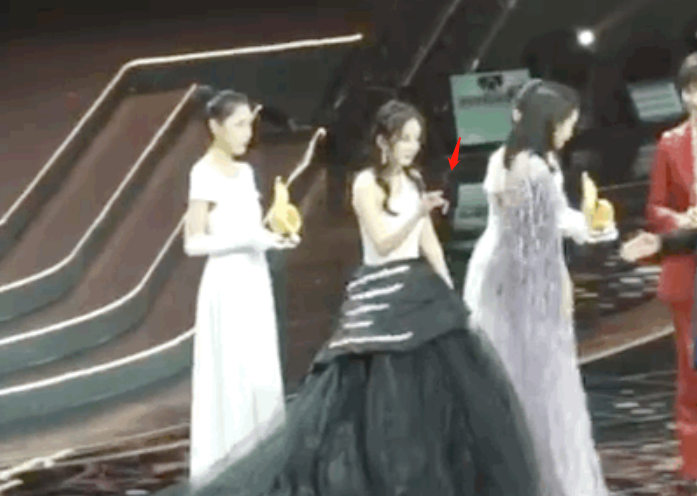 杨幂杨紫私下互动被拍，明星冷门交集科普，微博之夜隐藏细节太多