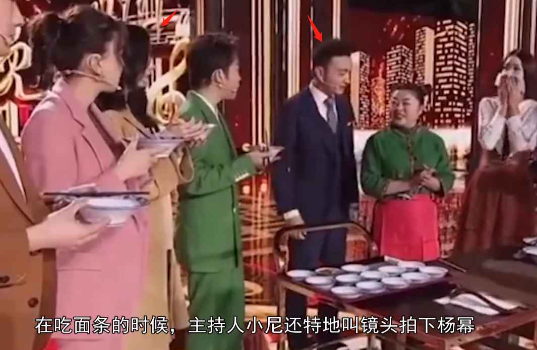 杨幂杨紫私下互动被拍，明星冷门交集科普，微博之夜隐藏细节太多