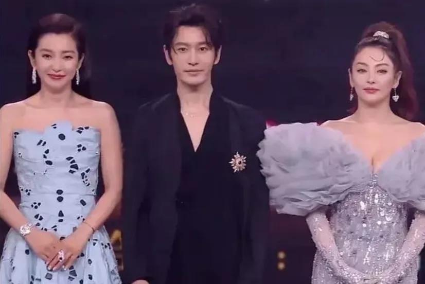 杨幂杨紫私下互动被拍，明星冷门交集科普，微博之夜隐藏细节太多