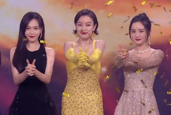 杨幂杨紫私下互动被拍，明星冷门交集科普，微博之夜隐藏细节太多