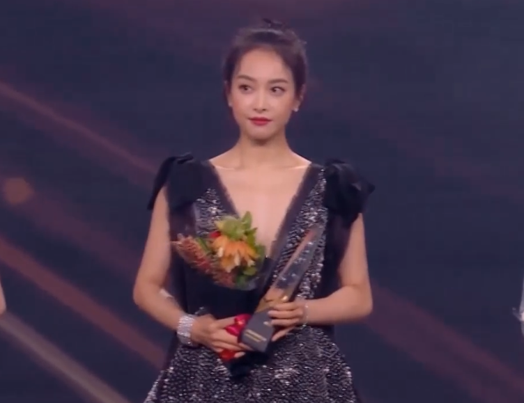 杨幂杨紫私下互动被拍，明星冷门交集科普，微博之夜隐藏细节太多