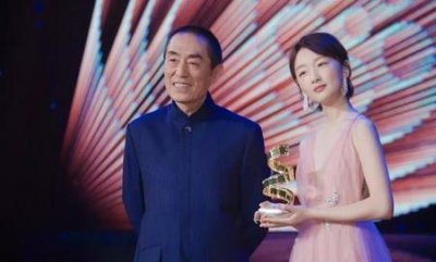 ​周冬雨是张艺谋关系