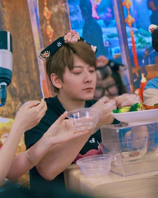 王栎鑫整过容吗(过气快男窘况风光早已不再)