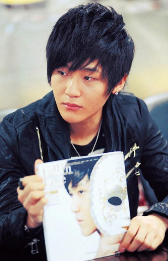 王栎鑫整过容吗(过气快男窘况风光早已不再)