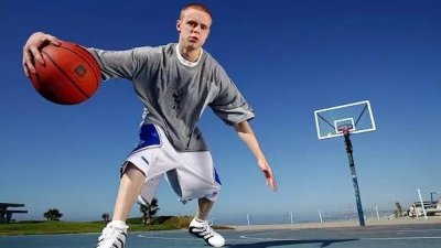 ​街球艺术家！教授风骚帅气过人玩转各大球场