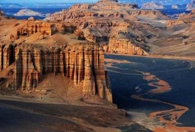 ​88岁阿兰德龙安乐死传闻后首现身，身材暴瘦显呆滞，巨星风采不再