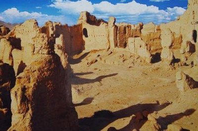 ​蒙娜丽莎的微笑之谜，蒙娜丽莎的口唇竟是男子裸露的脊背