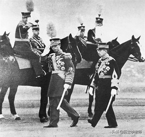 10张老照片直击裕仁天皇：图5《终战诏书》原件，图9皇帝规格葬礼