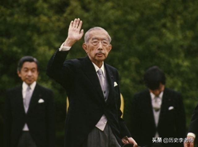 10张老照片直击裕仁天皇：图5《终战诏书》原件，图9皇帝规格葬礼