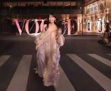 ​明星VOGUE走秀太尴尬：黎姿僵硬，杨天真险摔，何猷君形似服务生