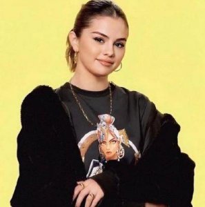 ​赛琳娜·戈麦斯与海莉·鲍德温在巴黎时装周频繁互动