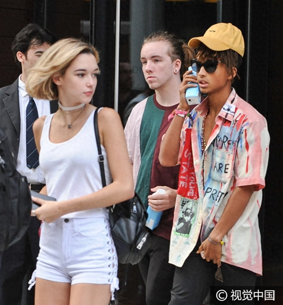 贾登史密斯与女友出街敞胸露怀秀八块肌 饮料贴脸假装打电话