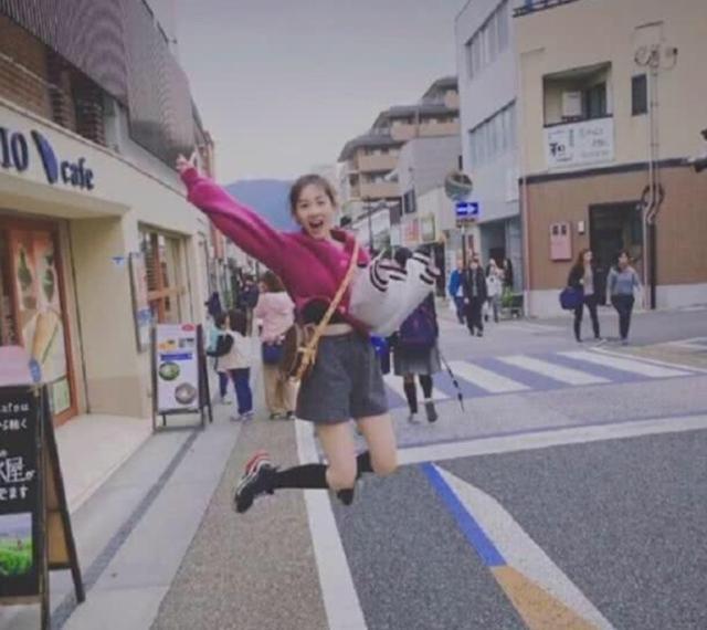 马蓉在老公视角下露灿烂笑容，在日本疯玩，狂晒漫画腿的修图照