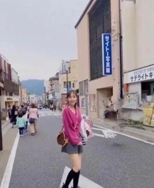 马蓉在老公视角下露灿烂笑容，在日本疯玩，狂晒漫画腿的修图照