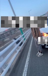 ​甘肃女孩跳河后续，绝望欲纵身一跃，路人冲刺“抢救”，细节感人